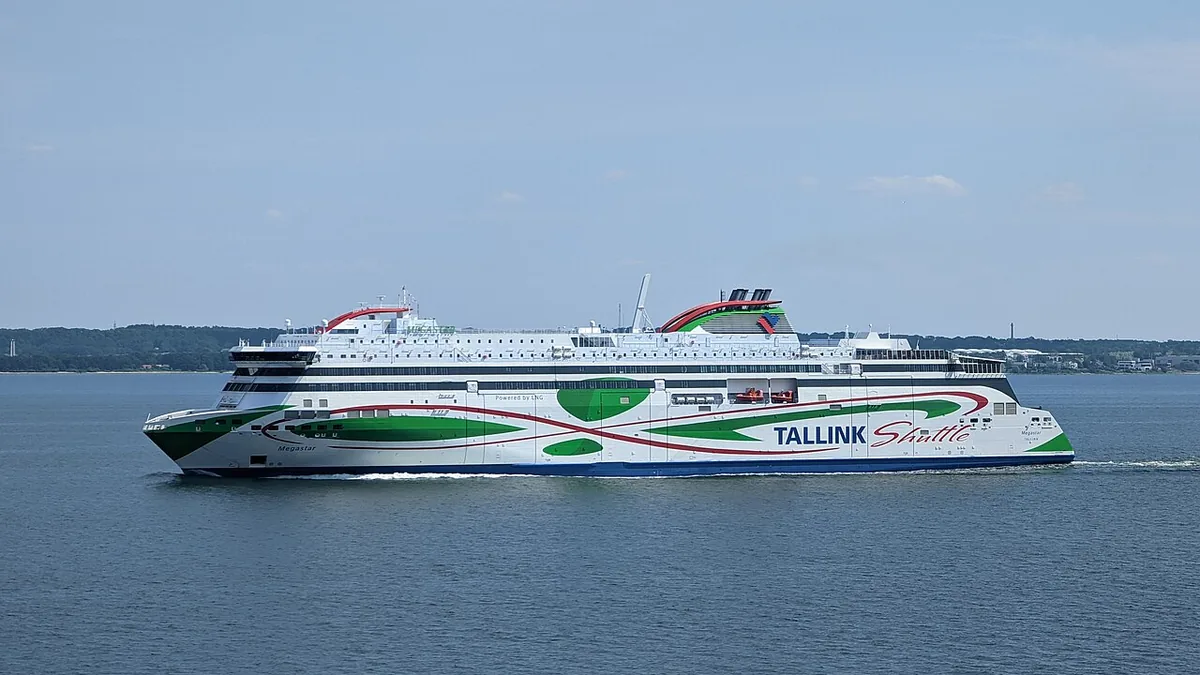 Tallinkin Megastar lähdössä Tallinnan satamasta Helsinkiin