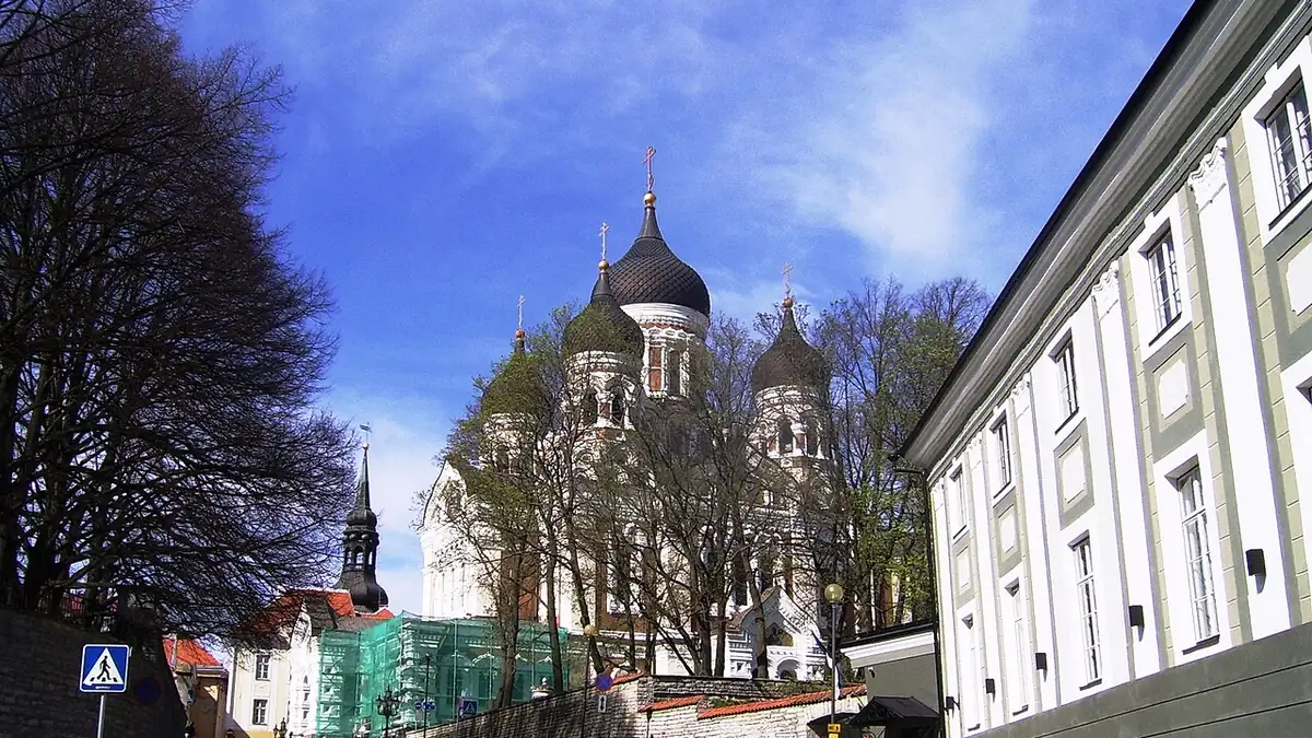 Aleksanteri Nevskin katedraalin sipulikupolit Toompea-kadulta katsottuna